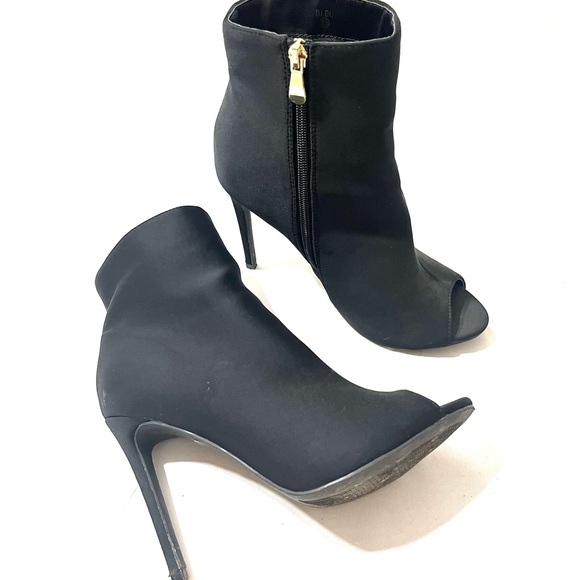 Black open toe booties in heels size 8 - Picture 2 of 5